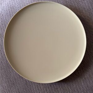 Set of two light yellow Dinner Plates